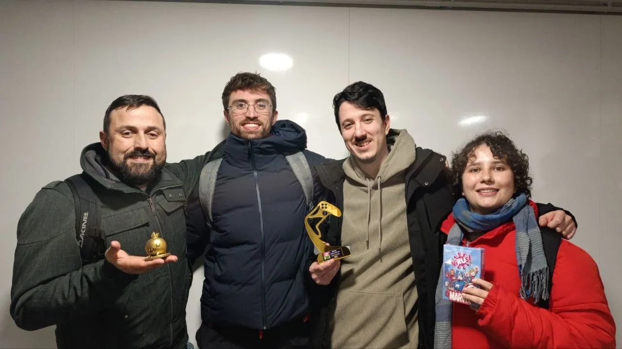El equipo de Libera Concordia posando junto con sus premios.